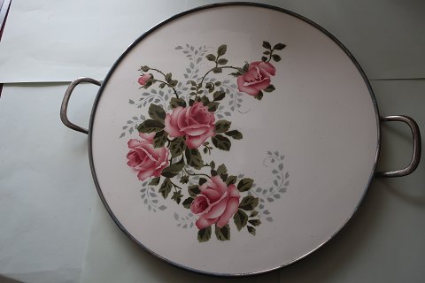 Antique dish made of fajance/porcelain
With a rim of nickel + 2 feet + 2 handles
From a time where everything had a mission
Give your cake an extra exclusive uplift with this dish
Diam: 30cm
In a good condition