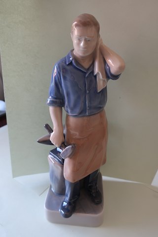 Royal Copenhagen (RC) figurine
Smith
No.: 4502
Design.: J.M.Nissen
1. Grade
H: 23cm
In a very good condition
