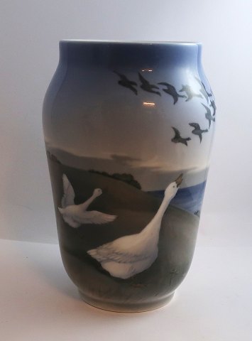 Royal Copenhagen. Porcelæns vase med motiv af gæs. Model 1508/1217. Højde 25,5 
cm. (1 sortering)