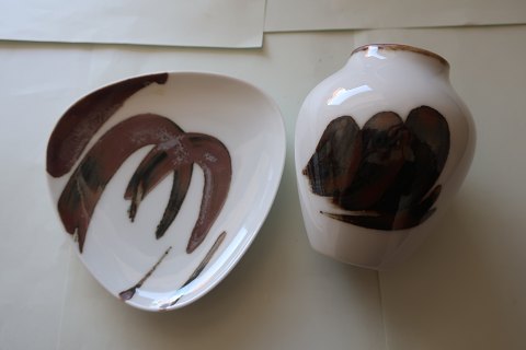 Bing & Grøndahl (B&G), Denmark
Set with a little vase and a little plate
Art Nouveau
Model: 158/5012 and 160/5292
1. Grade
H: 10cm (vase)
B: 12cm (little plate) 
In a good condition