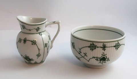 Royal Copenhagen. Grøn. Musselmalet riflet. Lille flødekande og sukkerskål. 
Model 392+576. (2 sortering)