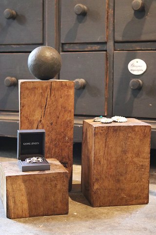 Gamle display / piedestaler i massivt egetræ med en rigtig fin patina...