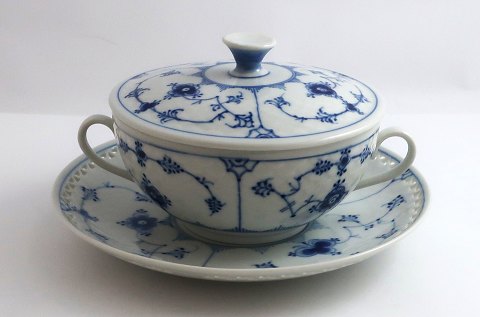 Bing & Grøndahl. Blåmalet. Bouillonkop med blondekant. Model 481.6 . Diameter på 
koppen 12 cm. (1 sortering).