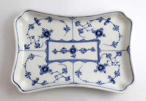 Royal Copenhagen. Musselmalet, riflet. Firkantet fad. Model 269. Længde 22,5 cm. 
Bredde 14,5 cm. (1 sortering).