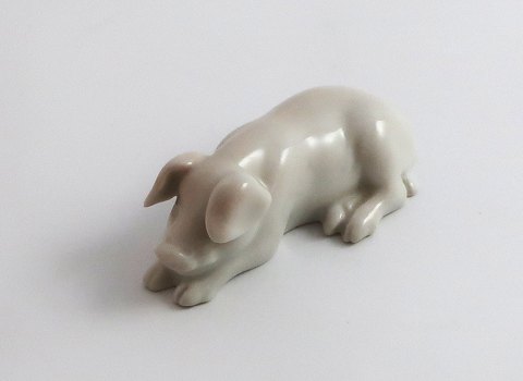 Bing & Grøndahl. Porcelænsfigur. Liggende gris. Model 1881. Længde 6 cm. (1 
sortering).