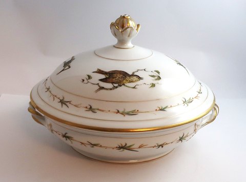 Royal Copenhagen. Rundt lågfad med fuglemotiv. Diameter 23 cm. Højde 15 cm. 
Produceret ca. 1850. (1  sortering)
