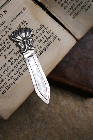 Old bookmark in silver (stamped) Length 7.2 cm. with floral motif.