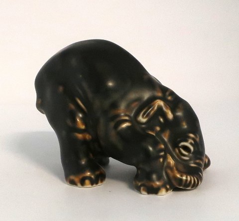 Royal Copenhagen. Stentøjsfigur af elefant. Model 22743. Længde 10 cm. (1 
sortering)