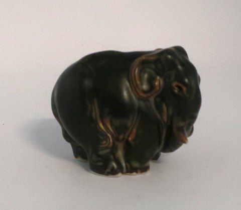 Royal Copenhagen. Stentøjsfigur af elefant. Model 20225. Højde 5,5 cm. (1 
sortering)