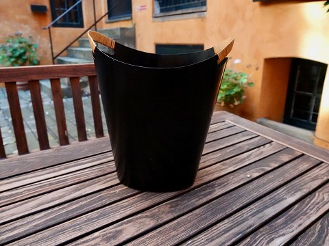 Finn Juhl
Waste basket in black metal
