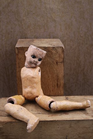 Gammel fransk 1800 tals dukke , hoved med glas øjne , krop og ben i bemalet 
papmache... Gammel fransk 1800 tals dukke , hoved med glas øjne , krop og ben i bemalet 
papmache...