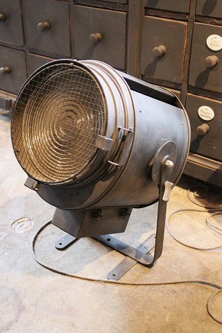 Old French projector of the brand "Cremer-Paris" from the 40s...