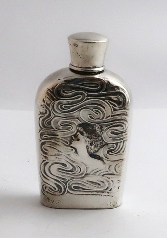 Flachmann mit Damenportrait aus Sterlingsilber (925). Höhe 9,5 cm.