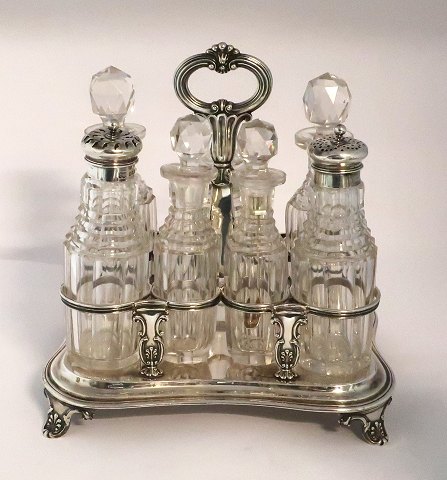 English sterling Platmenage with 7 crystal decanters (925). Length 19 cm. Height 
20 cm. Produced London 1831.