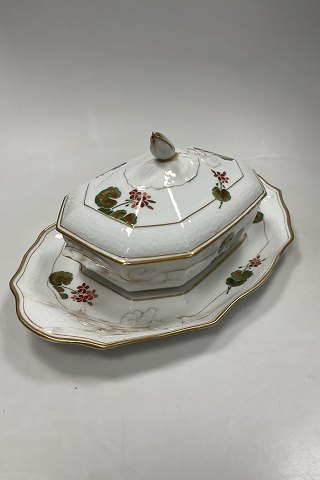 Royal Copenhagen Art Nouveau Stel No. 225 Pelargonie Terrin med fad No. 2038