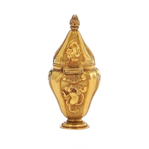 Rococo 18kt gold vinaigrette. H: 6,2cm. W: 24,3gr