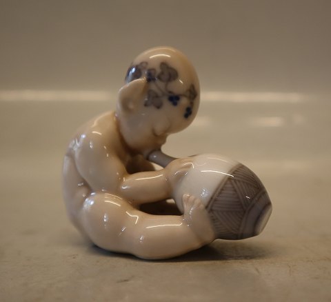 2248 Kgl. Kerub drikke af krukke  6.5 x 6 cm Arno Malinowski ca 1922 Kongelig Dansk Porcelæn