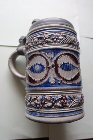 Antique mug with a lid of tin/pewter
Pottery
H: 17cm (see photo)
Stamped
In a very good condition