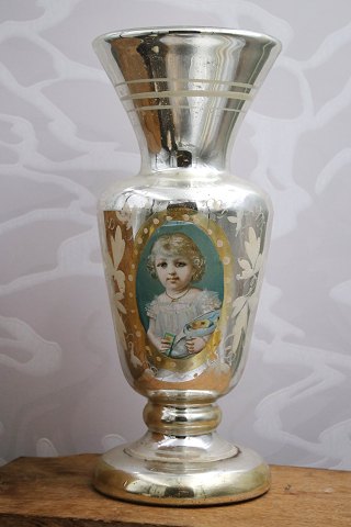 Antik, 1800 tals vase i fattigmandssølv med håndmalet portræt billede af en lille pige...