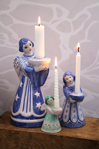 L. Hjorth keramik sjælden stor engel med blå / hvid glasur
Højde: 22cm...