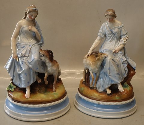 2 Antikke Europæiske figurer 29 x 18.5 cm Kvinde med hund og Kvinde med gedekid