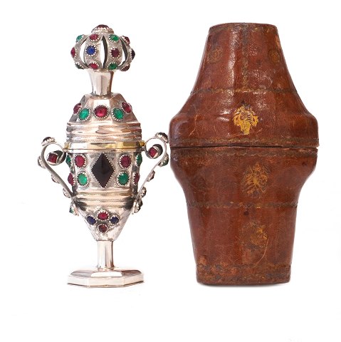 Hovedvandsæg med originalt etui udført af Jürgen David Fischer, 1845-77, Nordborg, med 77 flusser. Dateret 1861. H: 13,2cm