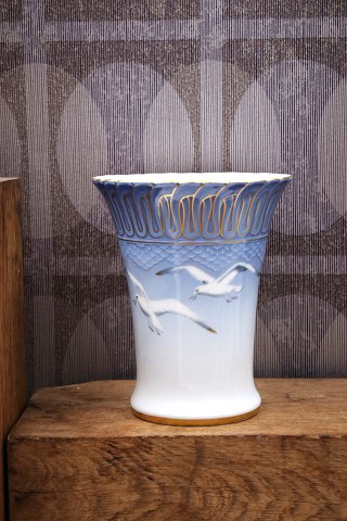 Bing & Grøndahl - B&G vase i mågestellet med guld dekorationer.B&G#683...