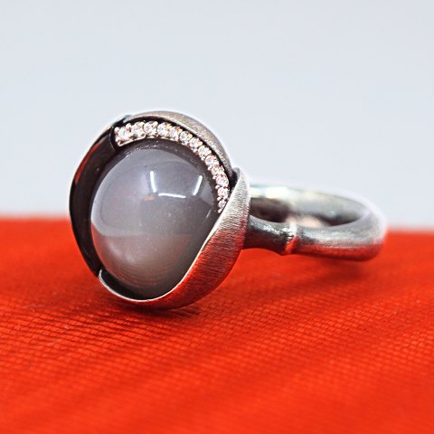 Ole Lynggaard; Lotus ring nr. 3. i sølv, med månesten og diamanter