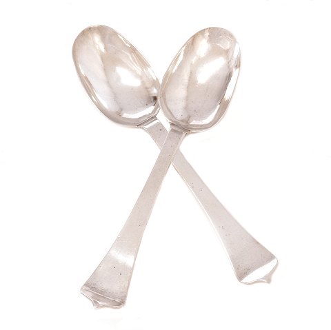 Et par rottehale sølvskeer af Bendix Aagesen Lund, København, 1695-28, dateret 1719. L: 19,2cm