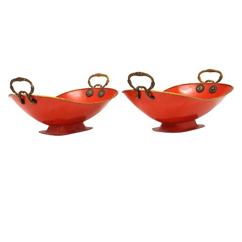 Pair of red decorated metal baskets. Denmark circa 1840. H: 12cm. L: 26cm