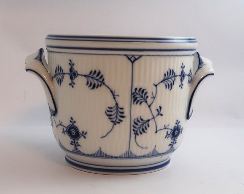 Royal Copenhagen. Musselmalet, riflet. Vinkøler /urtepotskjuler. Model 287. Højde 12,5 cm. Diameter 14 cm, (1 sortering). Produceret før 1923