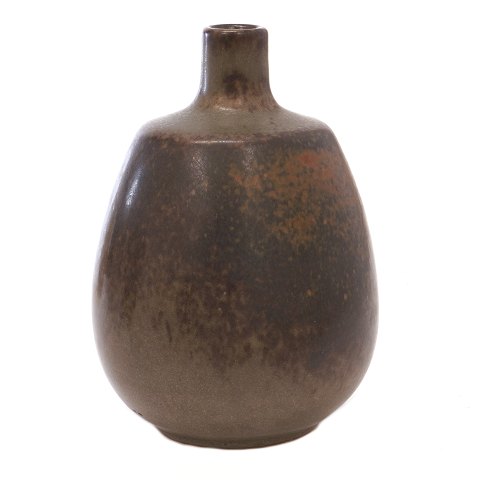 Saxbo stentøjs vase med mørk spættet glasur signeret Saxbo. H: 17,8cm