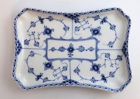 Royal Copenhagen. Musselmalet, halvblonde. Firkantet fad. Model 716. Længde 22,5 cm. Bredde 14,5 cm. (1 sortering). Produceret før 1923