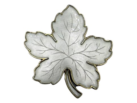 MEKA sølv med emaljeBlad broche med hvid emalje i tung kvalitet