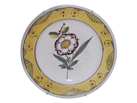 KellinghusenLarge round plater with flowers 19th century