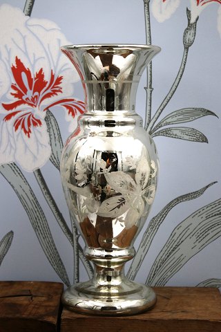 Antik , fransk 1800 tals vase i fattigmandssølv dekoreret med håndmalet blomster motiv...
