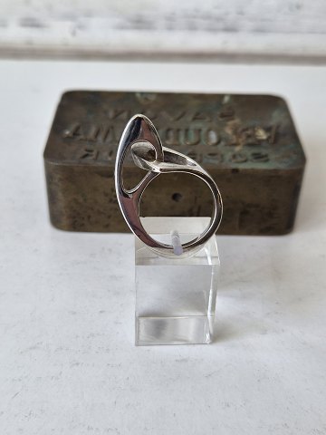 N.E.From skulpturel ring udført i sterlingsølv