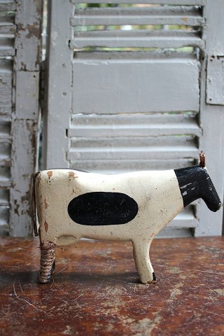 Decorative, old milking cow in carved wood with painting, leather ears / tail and fine patina...