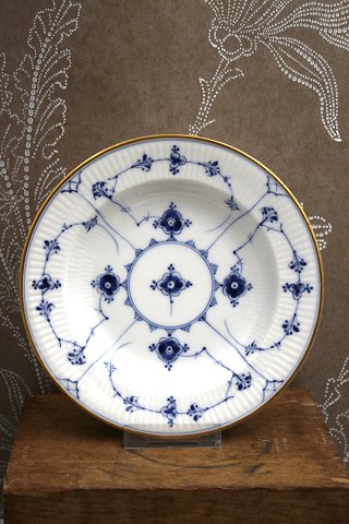 Royal Copenhagen Musselmalet Riflet dyb tallerken med guldkant.Dia.: 18,5cm. 1/170. Før 1923...