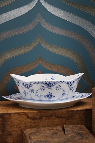 Bådformet sovseskål på fast underfad i Musselmalet Halvblonde fra Royal Copenhagen...