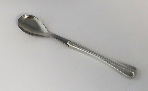 Horsens sølvvarefabrik. Kent. Æggeske med sølvskaft (830). Længde 13,3 cm.