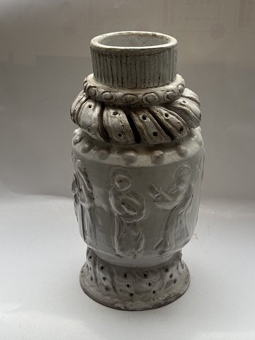 Anders Høy: Vase med figurgruppe i relief på lertøjs vase