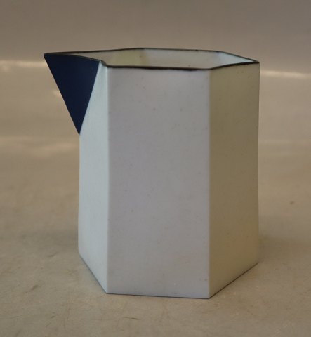 Kantet keramisk kande 8.5 x 8.8 cm  med blå dekoration Signeret Bodil Manz: