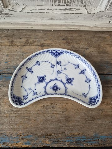Royal Copenhagen Musselmalet halvblonde måneformet asiet No. 560