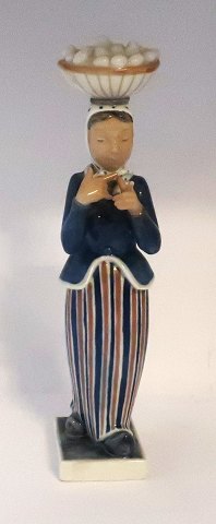 Royal Copenhagen. Porcelænsfigur. Konen med æggene. Model 1844 (4844). Højde 31 cm. (1 sortering)