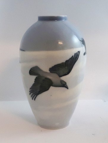 Royal Copenhagen. Vase med krager. Model 1412 - 47D. Højde 22,5  cm (1 sortering). Produceret før 1923.