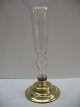 Glasvase på fod 
af messing i 
blæste glas og 
ætset motiv af 
efeuranke 
fremstillet ca. 
1880, lille ...
