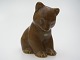 Lille keramik 
bjørneunge af 
Knud Basse,  
h:14 l:12cm.
