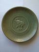 Sven Lindhart 
(1898-1989):
Keramik 
tallerken med 
celadon glasur.
Dekoreret med 
kartouche - ...