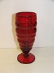 Rød vase eller 
drikkeglas, 
formentlig fra 
Norge og 
gammel.
Måske 
Hadeland, Højde 
ca. 18 cm